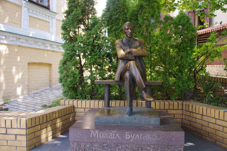 Памятник Михаилу Булгакову в Киеве Памятник Михаилу Булгакову в Киеве
