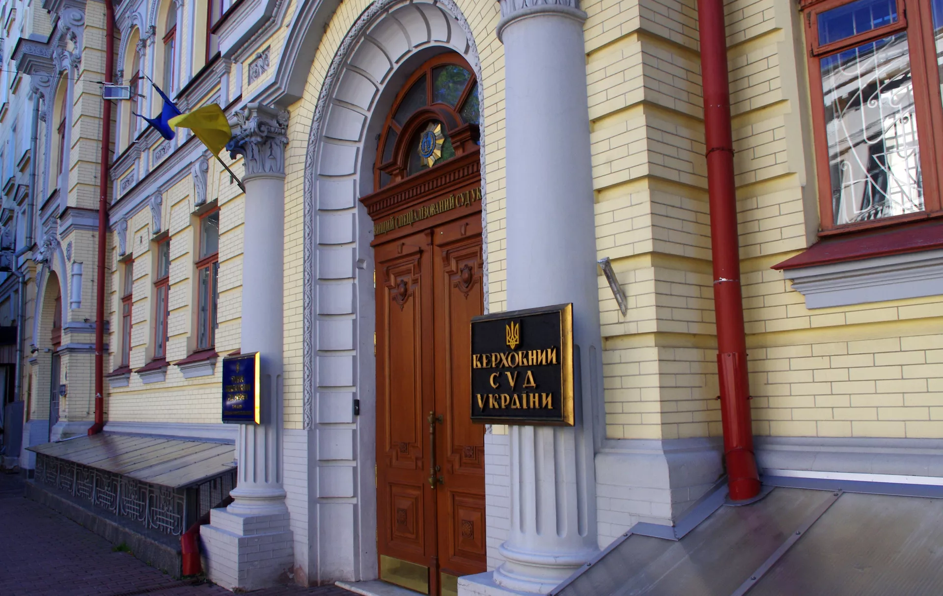 Вход в задние Верховного суда Украины в Киеве Вход в задние Верховного суда Украины в Киеве - РИА Новости, 1920, 04.07.2024