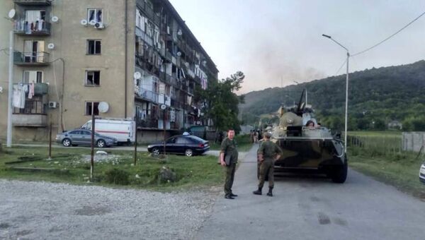 Сотрудники МЧС в районе места взрыва в селе Приморское, Абхазия. 2 августа 2017