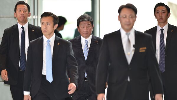 Недавноназначенный министр экономики и фискальной политики Японии Тосимицу Мотэги прибывает в резиденцию премьер-министра к началу заседания. 3 августа 2017