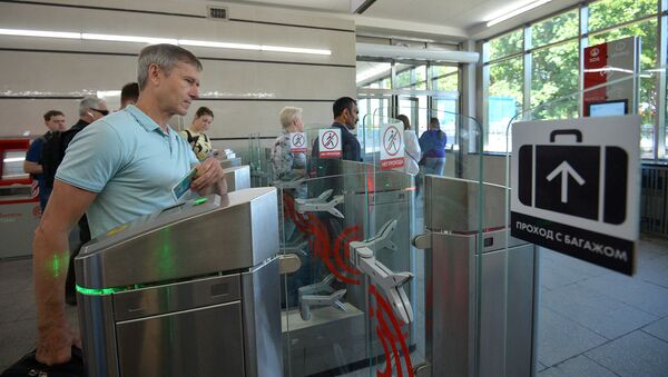 Пассажиры проходит через турникеты в вестибюле одной из станций Московского метрополитена. Архивное фото