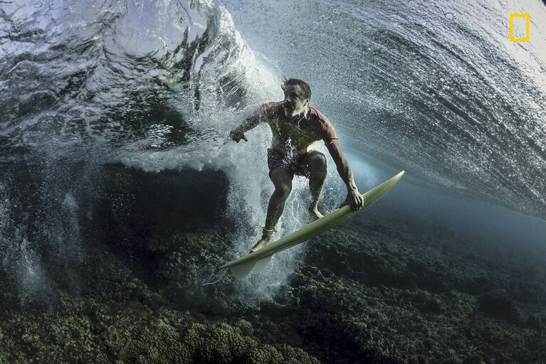 Работа фотографа Rodney Bursiel Under The Wave, занявшая 3-е место в категории Люди в фотоконкурсе 2017 National Geographic Travel Photographer of the Year