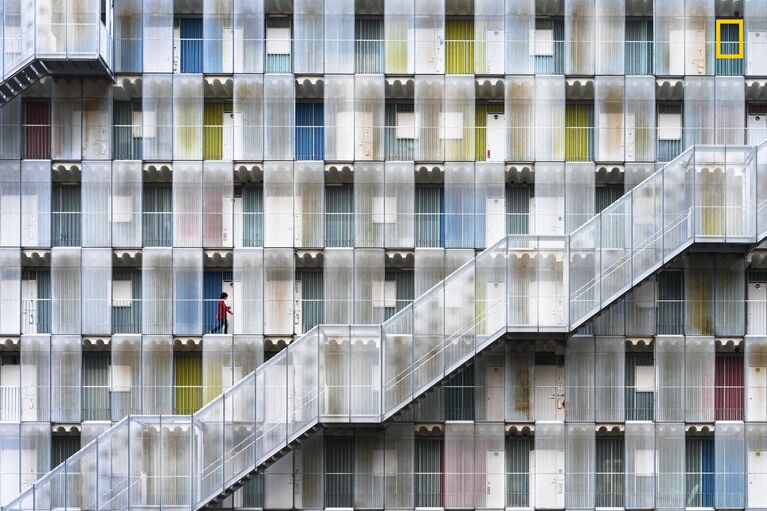 Работа фотографа Tetsuya Hashimoto Colorful apartment, получившая поощрительный приз в категории Города в фотоконкурсе 2017 National Geographic Travel Photographer of the Year