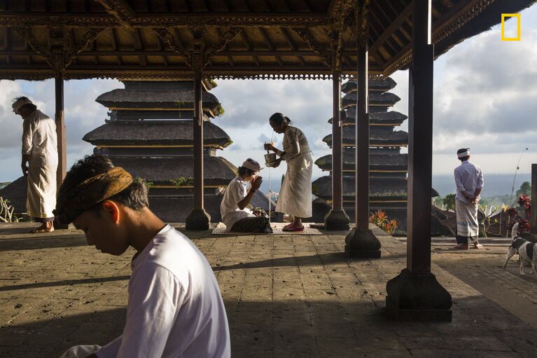 Работа фотографа Michael Dean Morgan Blessings at Besakih, получившая поощрительный приз в категории Люди в фотоконкурсе 2017 National Geographic Travel Photographer of the Year