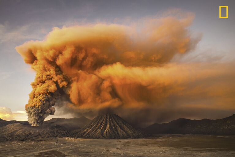 Работа фотографа Reynold Riksa Dewantara Mt. Bromo , получившая поощрительный приз в категории Природа в фотоконкурсе 2017 National Geographic Travel Photographer of the Year