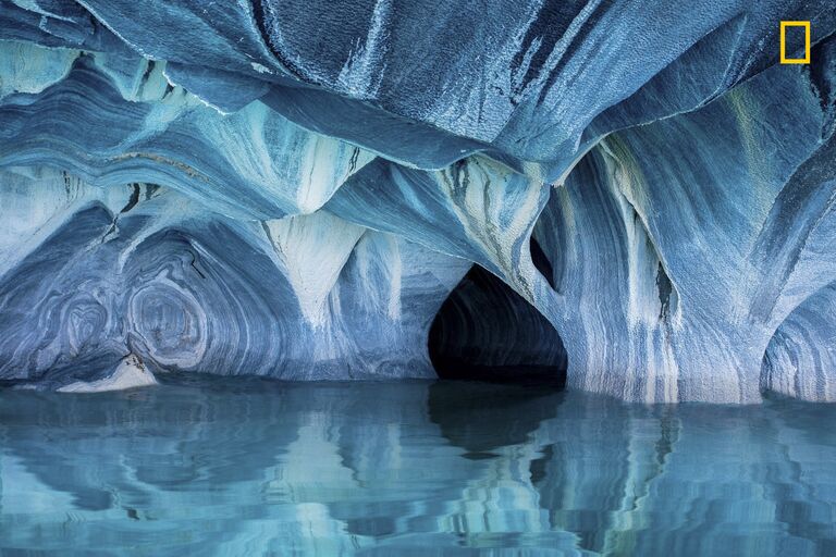 Работа фотографа Clane Gessel Marble Caves, получившая поощрительный приз в категории Природа в фотоконкурсе 2017 National Geographic Travel Photographer of the Year