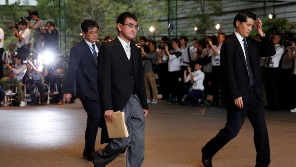 Новый министр иностранных дел Японии Таро Коно, покидает резеденцию премьре-мнистра. 3 августа 2017