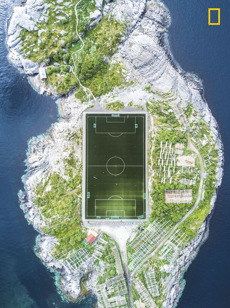 Работа фотографа Misha De-Stroyev Henningsvær Football Field, занявшая 3-е место в категории Города в фотоконкурсе 2017 National Geographic Travel Photographer of the Year