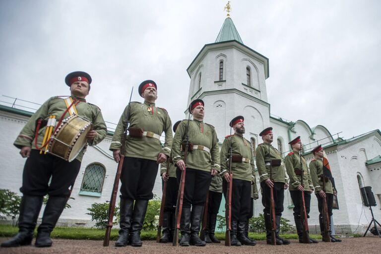 Мужчины в военной одежде времен Первой мировой войны у Ратной палаты на территории музея-заповедника Царское село. В музей перед архив семьи Романовых, документы из архива выставлены в экспозиции Россия в Великой войне