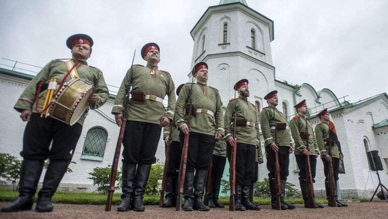 Мужчины в военной одежде времен Первой мировой войны у Ратной палаты на территории музея-заповедника Царское село. В музей перед архив семьи Романовых, документы из архива выставлены в экспозиции Россия в Великой войне