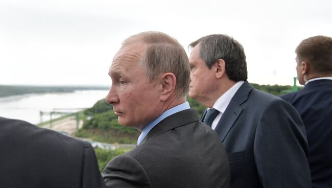 Президент РФ Владимир Путин во время осмотра Нижне-Бурейской ГЭС. 3 августа 2017