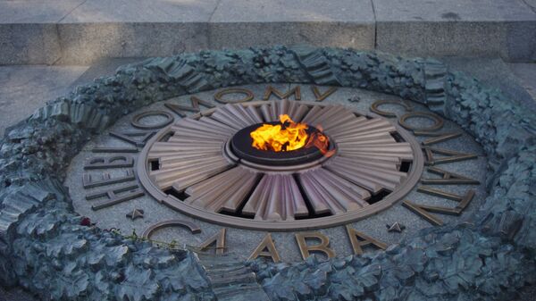 Вечный огонь на могиле Неизвестного Солдата в парке Славы в Киеве 