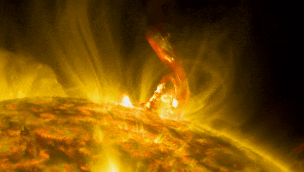 Ученые нашли странную связь между пятнами на Солнце и составом его короны
