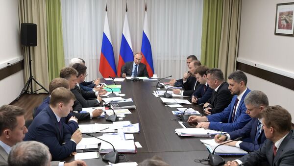 Президент РФ Владимир Путин проводит совещание в Дальневосточном федеральном округе во время посещения Нижне-Бурейской ГЭС. 3 августа 2017
