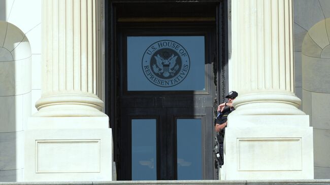 Табличка на здании Палаты представителей США в Вашингтоне. Архивное фото