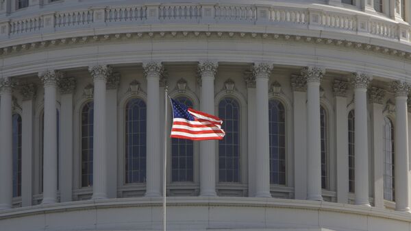 Флаг США на фоне Капитолия