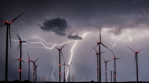 Вспышки молний над ветропарком около Зиверсдорфа, Германия