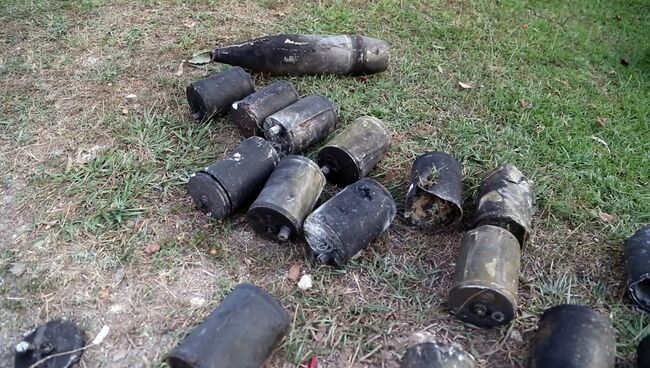 Останки боеприпасов на месте взрыва склада Минобороны Абхазии в селе Приморское
