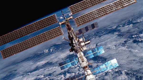 МКС в 2001 году. Видны солнечные батареи модулей «Заря» и «Звезда», а также ферменная конструкция P6 с американскими солнечными батареями