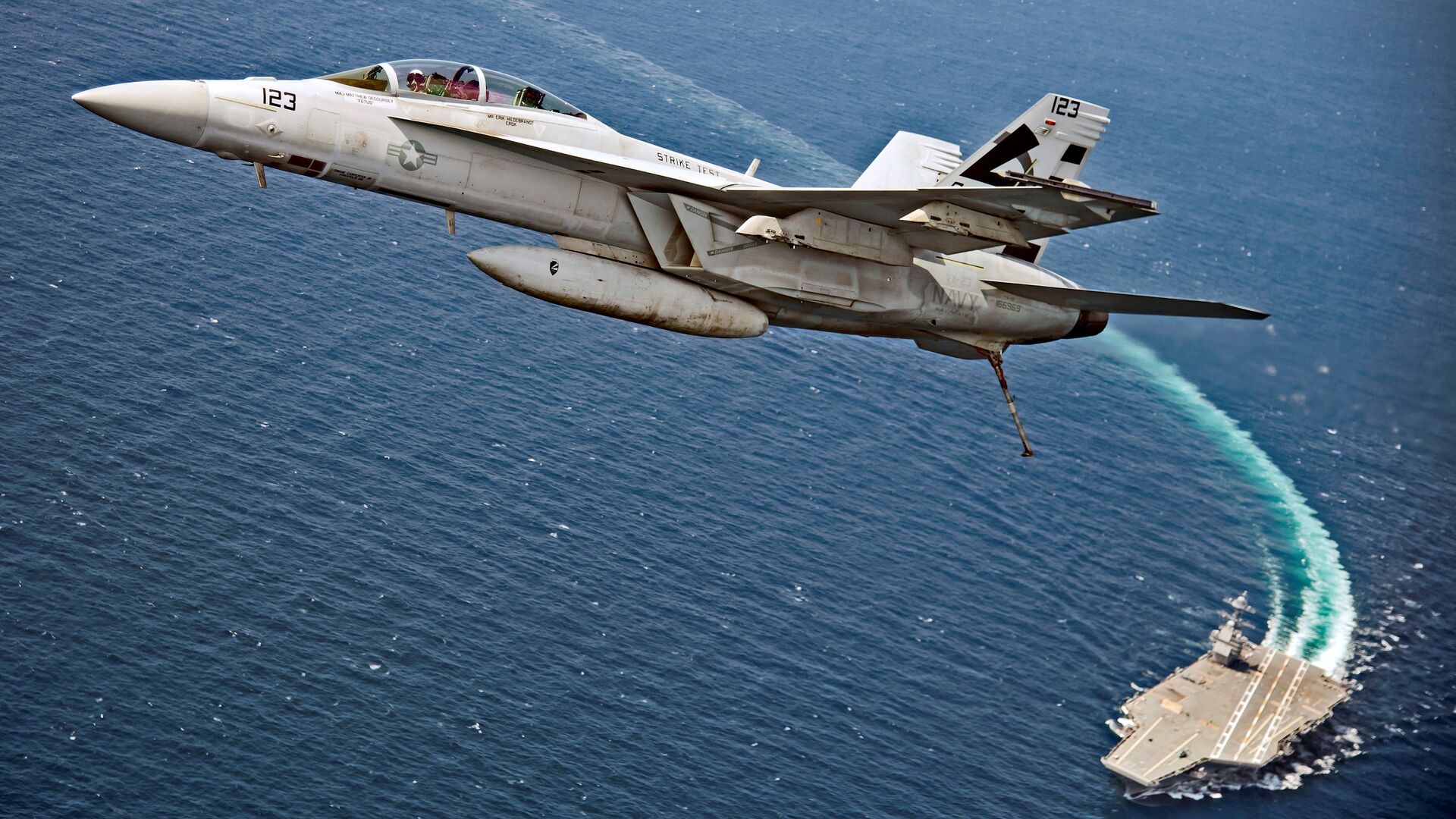 Самолет F/A-18F Super Hornet пролетает над авианосцем USS Gerald R. Ford в Атлантическом океане Самолет F/A-18F Super Hornet пролетает над авианосцем USS Gerald R. Ford в Атлантическом океане - РИА Новости, 1920, 17.12.2025