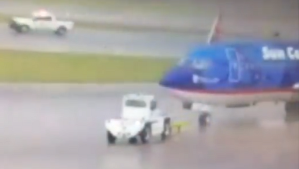 Момент удара молнии в сотрудника американского аэропорта попал на видео