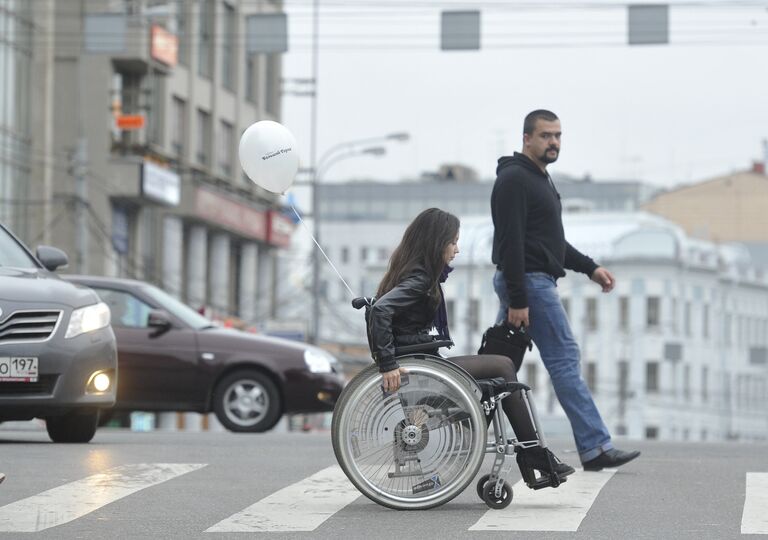Участница четвертой ежегодной прогулки на инвалидных колясках Москва. Доступ есть, посвященной проблемам людей с ограниченными возможностями Участница четвертой ежегодной прогулки на инвалидных колясках Москва. Доступ есть, посвященной проблемам людей с ограниченными возможностями