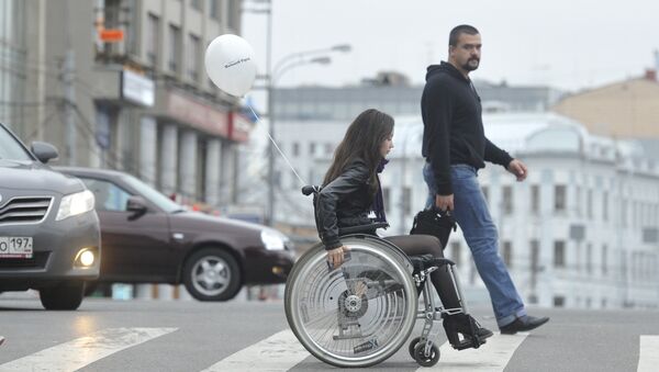 Участница четвертой ежегодной прогулки на инвалидных колясках Москва. Доступ есть, посвященной проблемам людей с ограниченными возможностями. Архивное фото