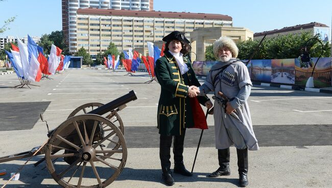 Артисты в образах исторического персонажа Петра I и чеченского воина на торжественной церемонии открытия улицы, названой в честь Санкт-Петербурга, в центре Грозного. 3 августа 2017