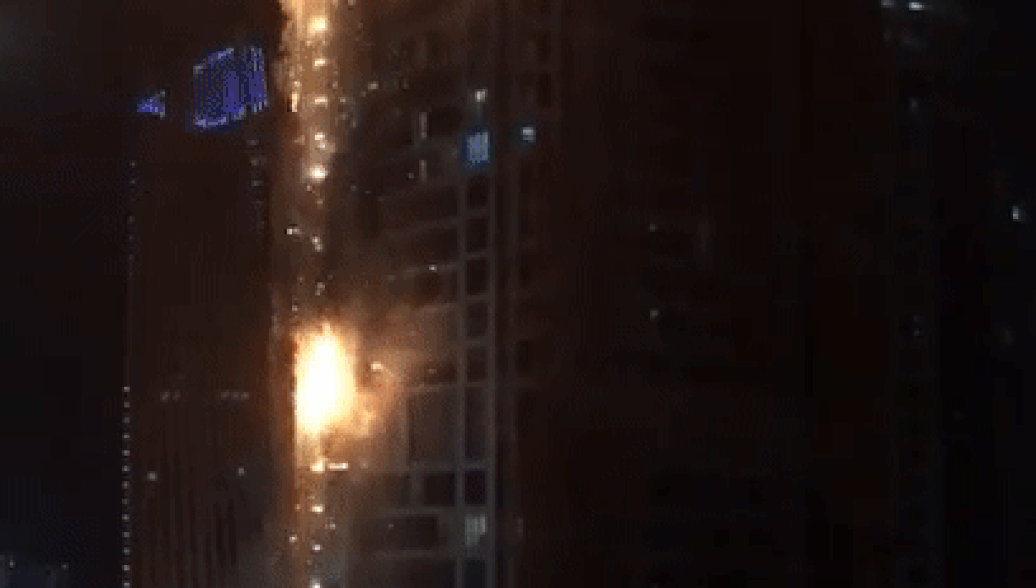 Пожар в одном из высочайших небоскребов мира в Дубае
