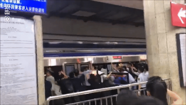 Пассажиры метро Пекина спасли человека, упавшего между платформой и поездом
