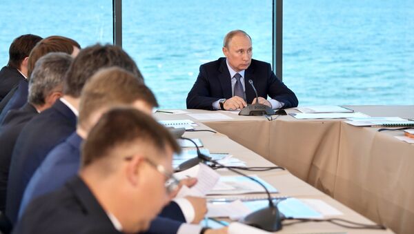 Президент РФ Владимир Путин проводит совещание в поселке Танхой в Байкальском государственном природном биосферном заповеднике. 3 августа 2017