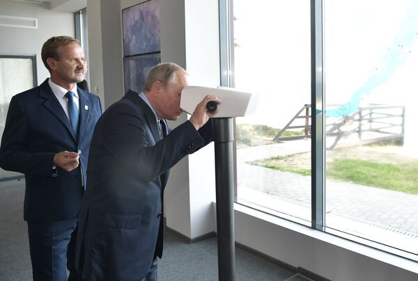 Президент РФ Владимир Путин знакомится с работой визит-центра Байкал заповедный на берегу озера Байкал
