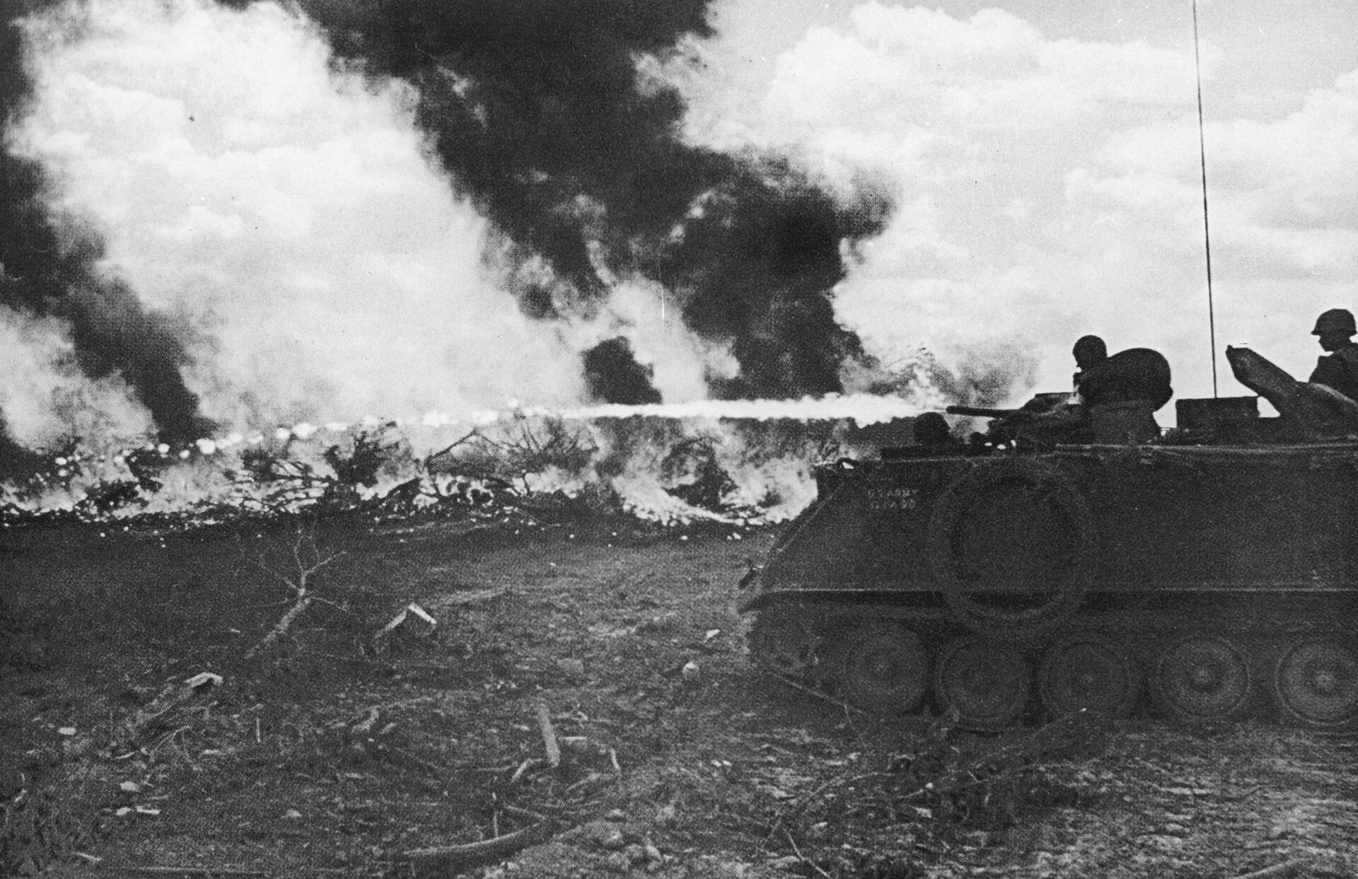 Солдаты обливают лес напалмом из огнемета, установленного на бронетранспортере. Вьетнам, 1 января 1967 года - РИА Новости, 1920, 04.04.2024