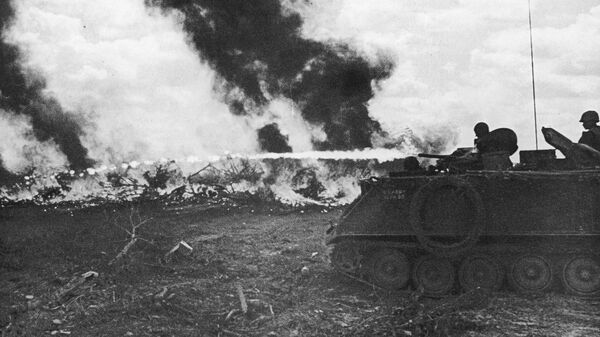 Солдаты обливают лес напалмом из огнемета, установленного на бронетранспортере. Вьетнам, 1 января 1967 года