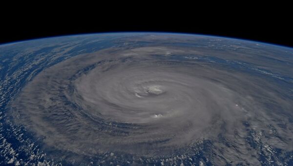 Супертайфун над Тихим океаном. Архивное фото