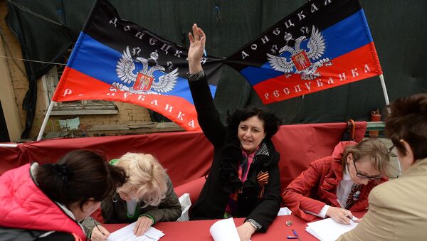 Жители Донбасса голосуют на референдуме о статусе самопровозглашенной Донецкой народной республики. Архивное фото