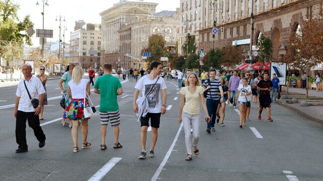 Прохожие на улице Крещатик в Киеве
