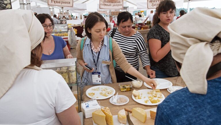 Посетители на фестивале фермеров – сыроваров в Московской области
