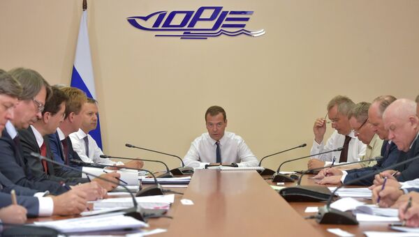 Председатель правительства РФ Дмитрий Медведев во время совещания на площадке судостроительного завода Море в Феодосии. 4 августа 2017