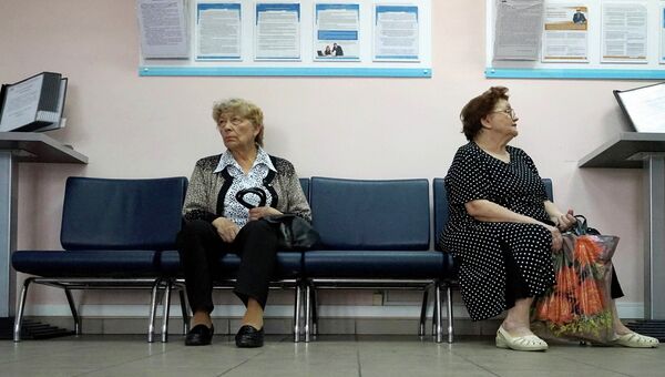 Посетители клиентского отдела Управления пенсионного фонда Российской Федерации в городе Калининграде. Архивное фото