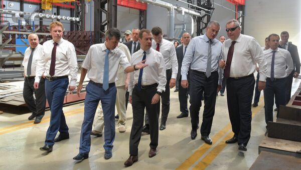 Председатель правительства РФ Дмитрий Медведев во время посещения судостроительного завода “Море” в Феодосии. 4 августа 2017