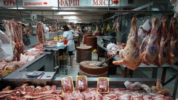 Прилавок с мясом на Центральном колхозном рынке. Архивное фото