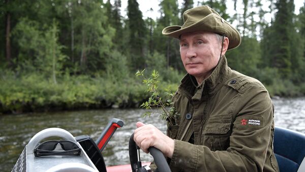 Президент РФ Владимир Путин на моторной лодке на каскаде горных озер в Республике Тыва