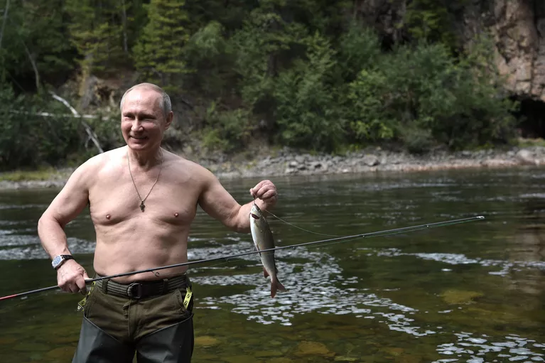 Президент РФ Владимир Путин во время рыбалки на каскаде горных озер в Республике Тыва Президент РФ Владимир Путин во время рыбалки на каскаде горных озер в Республике Тыва
