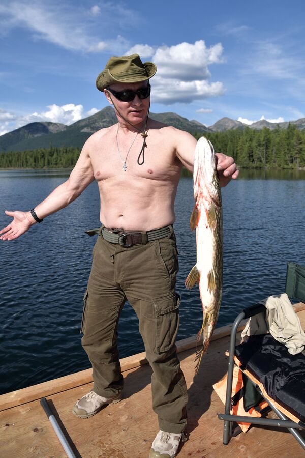 Президент РФ Владимир Путин во время рыбалки на каскаде горных озер в Республике Тыва