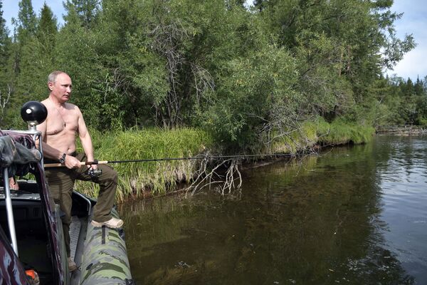 Президент РФ Владимир Путин во время рыбалки на каскаде горных озер в Республике Тыва