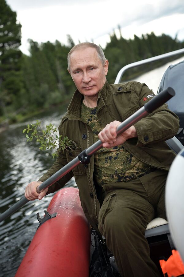 Президент РФ Владимир Путин во время сплава на каскаде горных озер в Республике Тыва