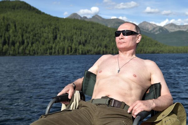 Президент РФ Владимир Путин загорает во время рыбалки на каскаде горных озер в Республике Тыва