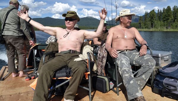 Президент РФ Владимир Путин и министр обороны РФ Сергей Шойгу во время рыбалки на каскаде горных озер в Республике Тыва
