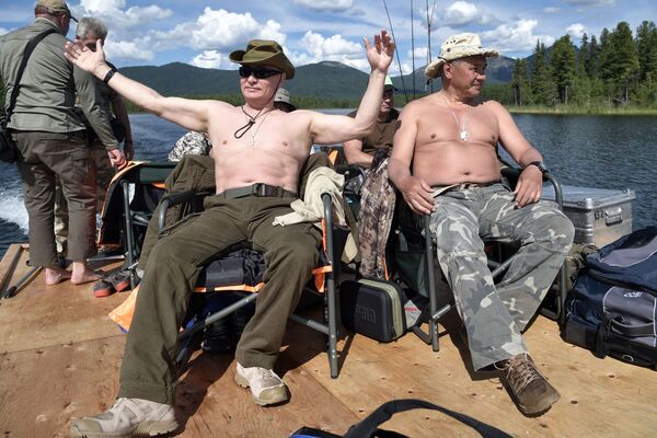 Президент РФ Владимир Путин и министр обороны РФ Сергей Шойгу во время рыбалки на каскаде горных озер в Республике Тыва Президент РФ Владимир Путин и министр обороны РФ Сергей Шойгу во время рыбалки на каскаде горных озер в Республике Тыва
